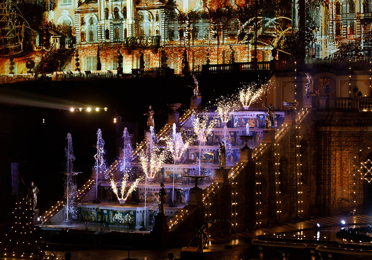 В Петергофе закрыли сезон фонтанов красочным шоу и фейерверками. Посмотрите, как это было
