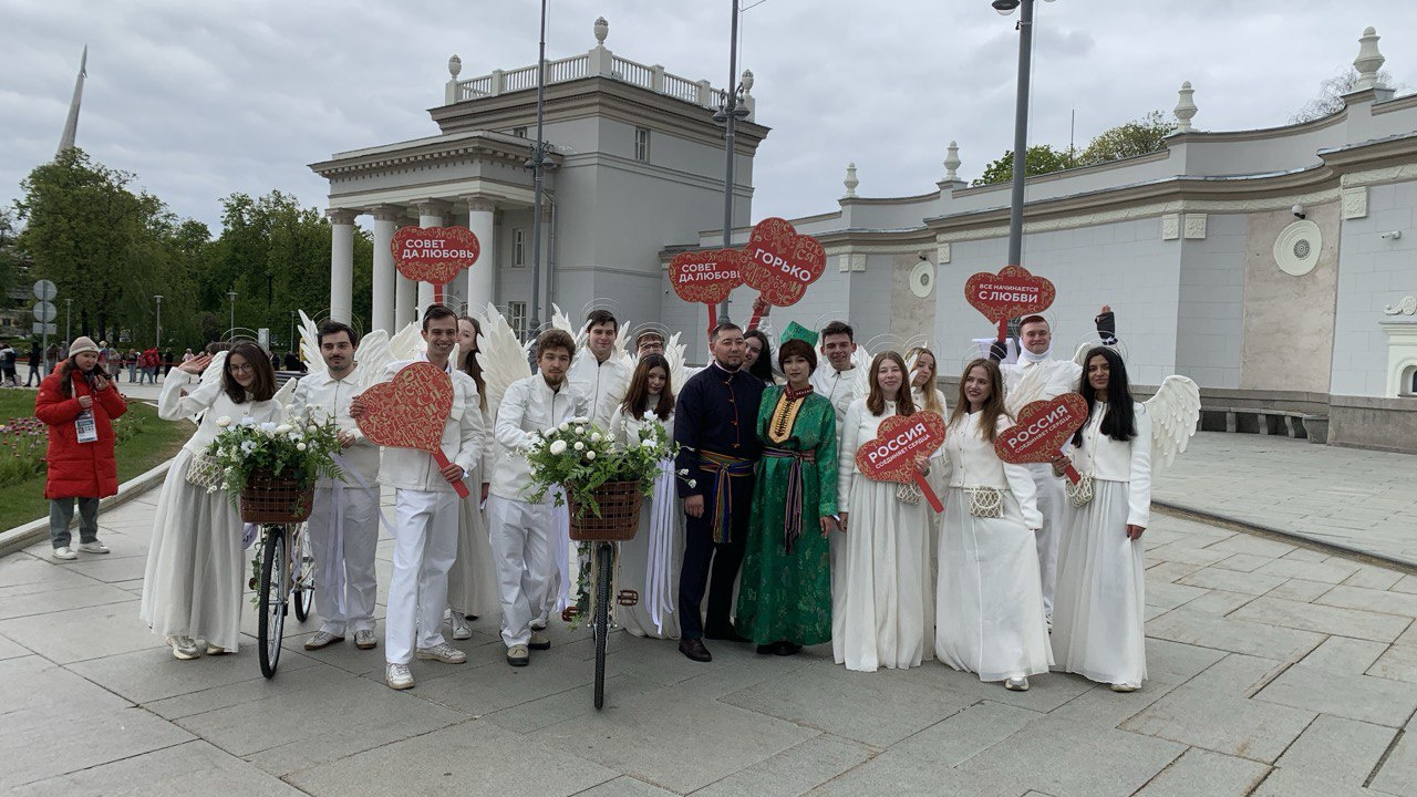 «Советовались, чтобы было как у наших предков»: пара телеутов из Кузбасса поженились на массовой свадьбе в Москве