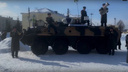 «Всё для тебя»: свердловские военные залезли на броневик и сыграли хит на фоне гигантского фото Путина