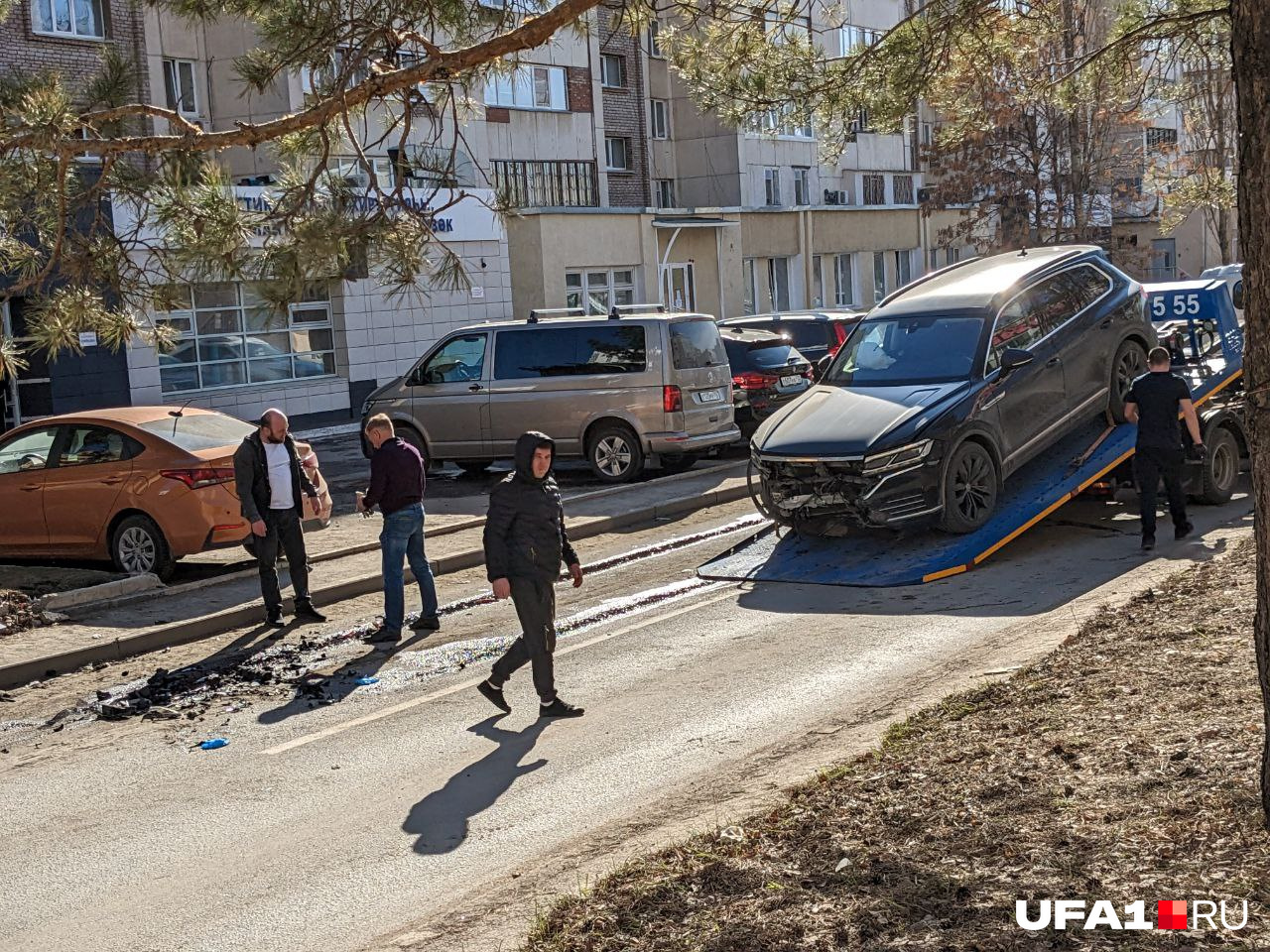 У автомобиля, который эвакуируют, разбилась часть кузова