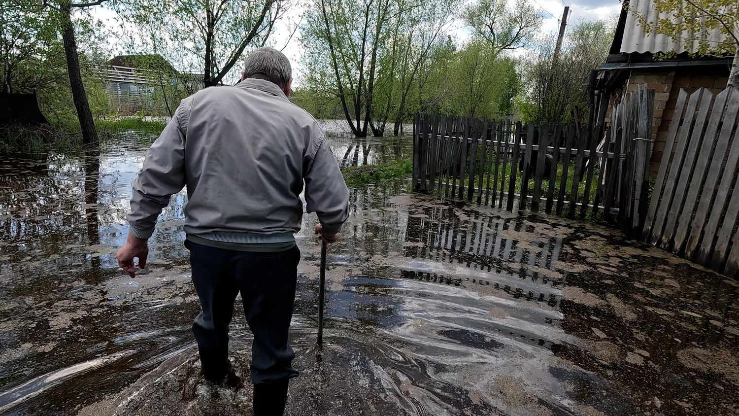 «Да мы тут уже на грани бунта!» Как поселок под Челябинском медленно уходит под воду