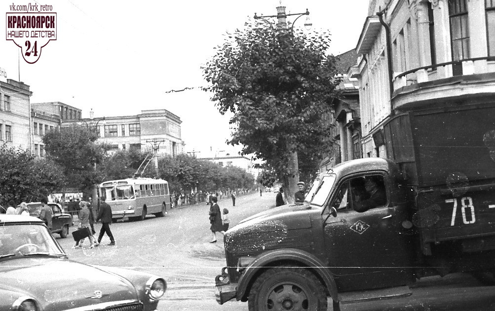 Перекресток Мира — Перенсона. Очень оживленное для 1968 года движение: в кадре есть и троллейбус, и легковая «Волга», и грузовик