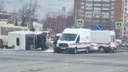 Момент ДТП с переворотом маршрутки на Комсомольском проспекте попал на видео