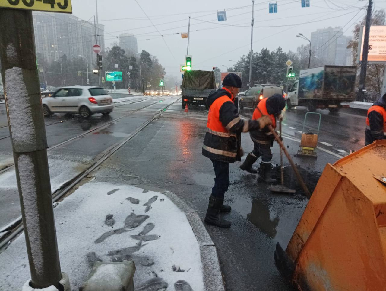 Яма на Поклонной горе в Петербурге: ремонт не прошел проверку временем - 22  ноября 2023 - ФОНТАНКА.ру