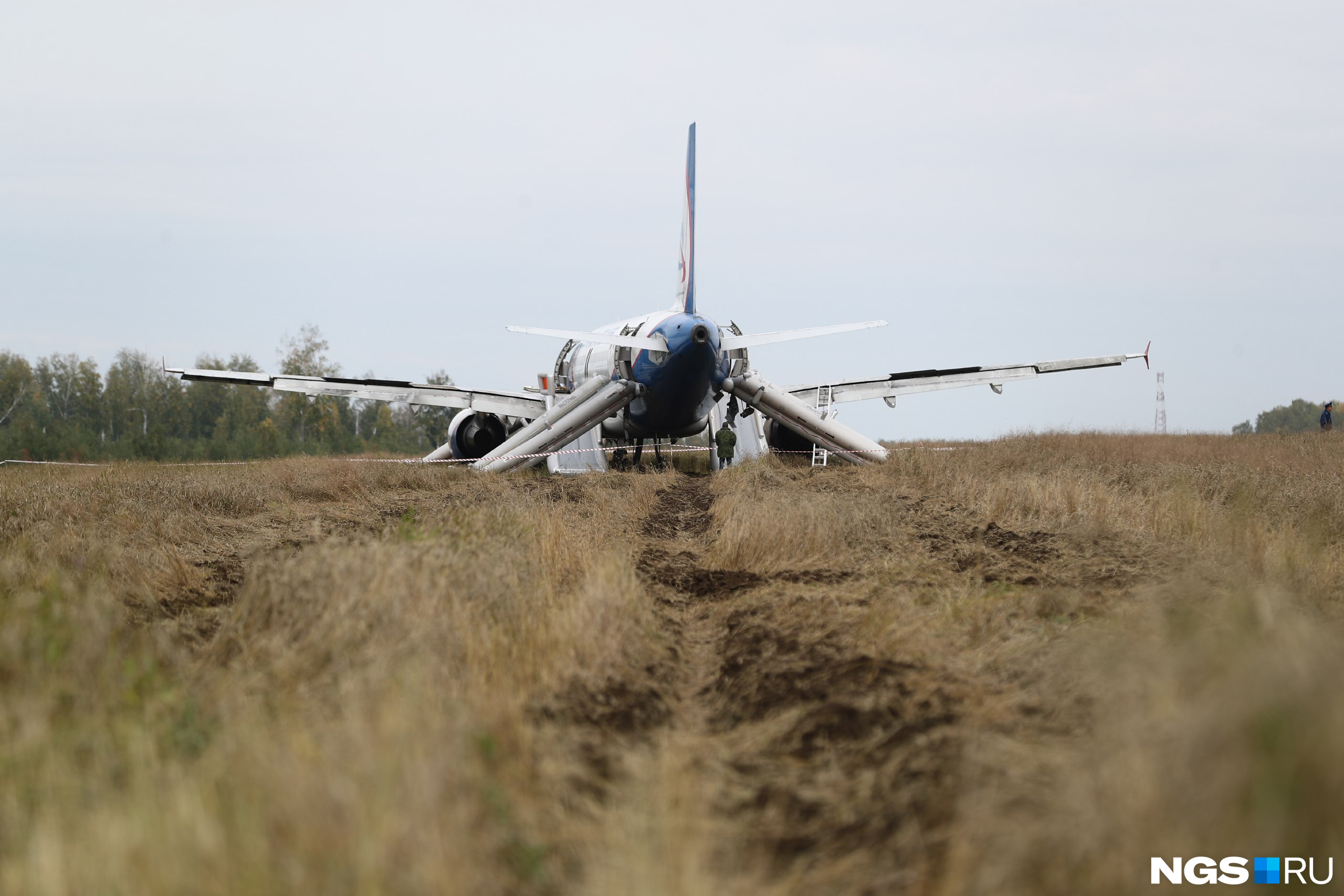 По словам гендиректора авиакомпании «Уральские авиалинии», самолет простоит в поле минимум месяц