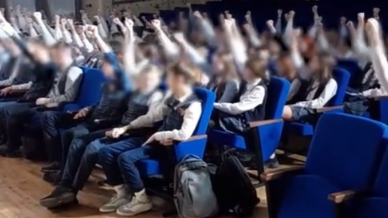«Ну что вы, нерусские, что ли?»: как школьников заставляли вскидывать руку под песню «Я русский»