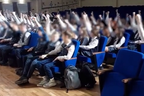 «Ну что вы, нерусские, что ли?»: как школьников заставляли вскидывать руку под песню «Я русский»