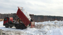 Везут тоннами. На берегу реки Миасс в Челябинске устроили свалки грязного снега
