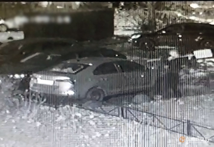 «Как увидишь — хватай». На Луначарского невменяемый наркоман под видео выдрал дрын и изуродовал три автомашины
