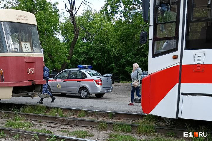 В Екатеринбурге встали трамваи: всё из-за подозрительного рюкзака. На место приехала Росгвардия
