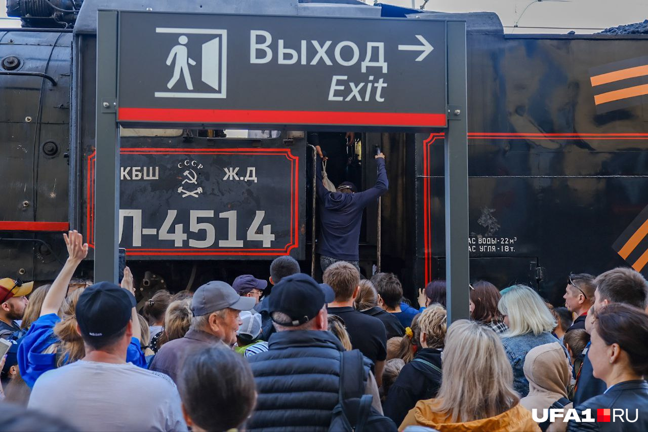 Забраться в паровоз было непросто — слишком много желающих