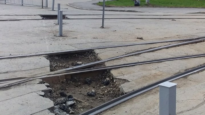 Выкопали ямы, поставили страшные столбы: в Екатеринбурге трамвайное кольцо защитили от автохамов