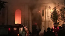 «Всё в дыму, люди в ужасе!»: в центре Ярославля горит бывшее здание военкомата. Видео