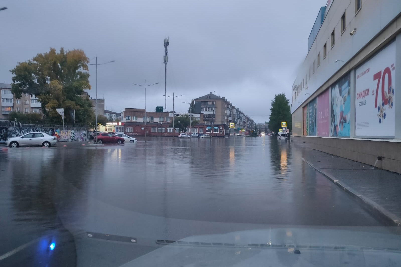 Площадь Трудовой Славы в Копейске затопило водой - 10 сентября 2023 - 74.ru