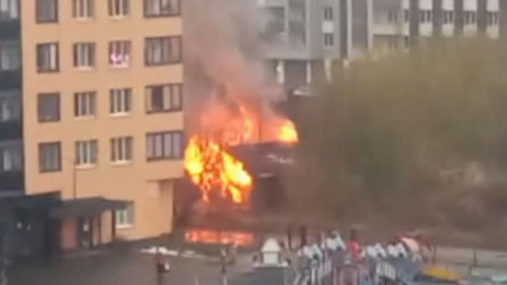 «Подожгли, что ли». Второй за неделю частный дом вспыхнул на Щербакова в Екатеринбурге: видео