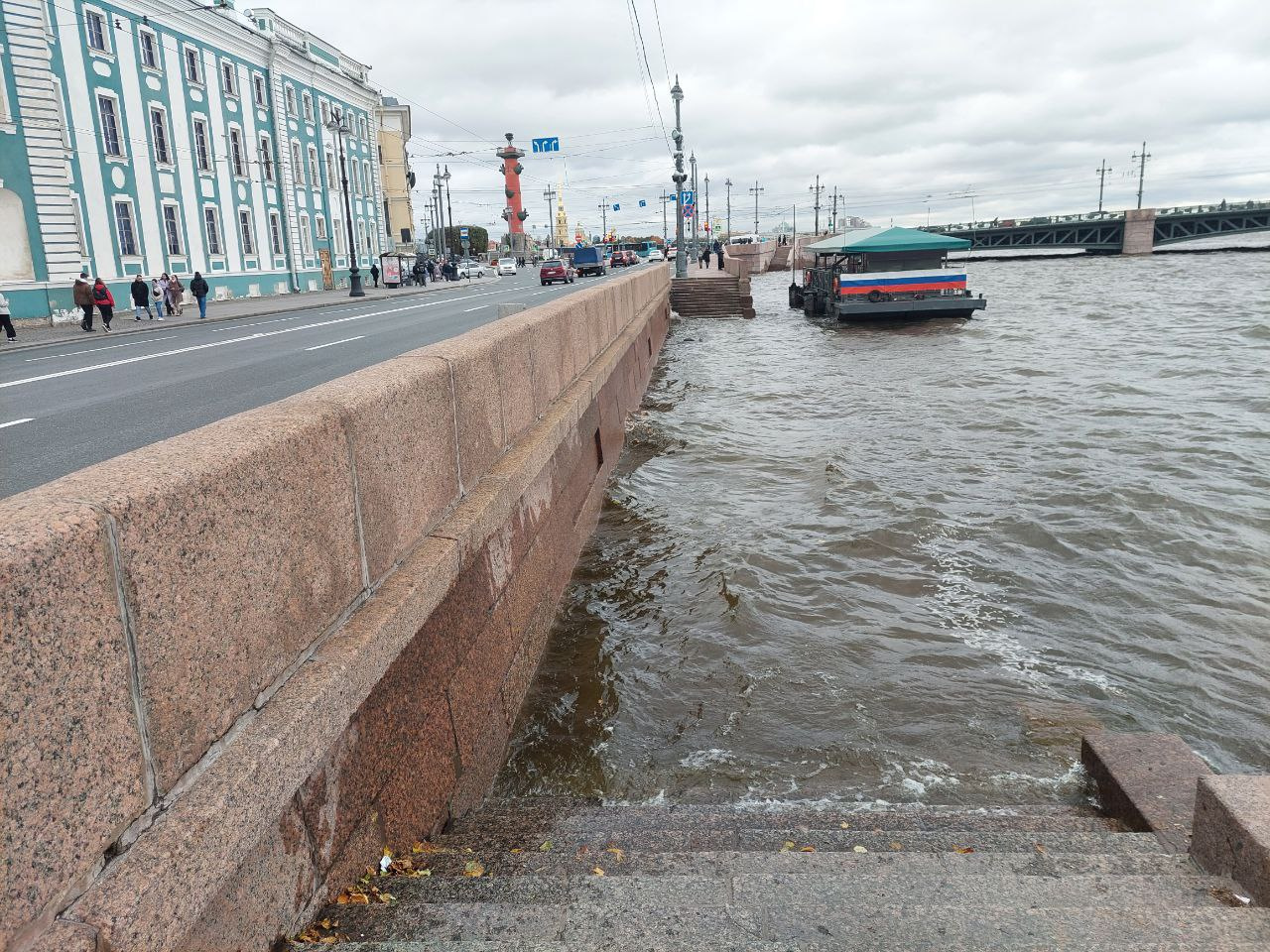 Вода поднялась в центре Петербурга из-за шторма - 15 октября 2023 -  ФОНТАНКА.ру