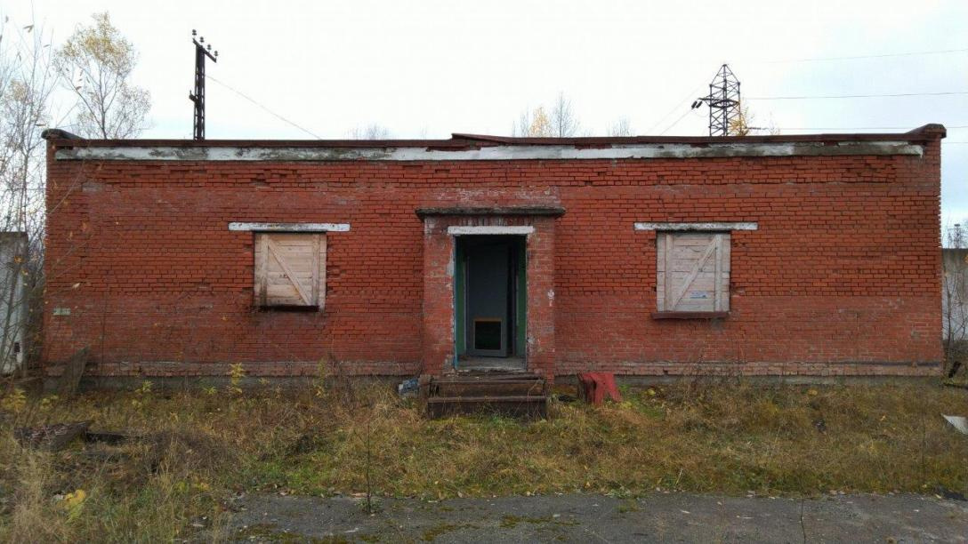 Кирпичное здание на станции Копи в Александровске тоже можно купить