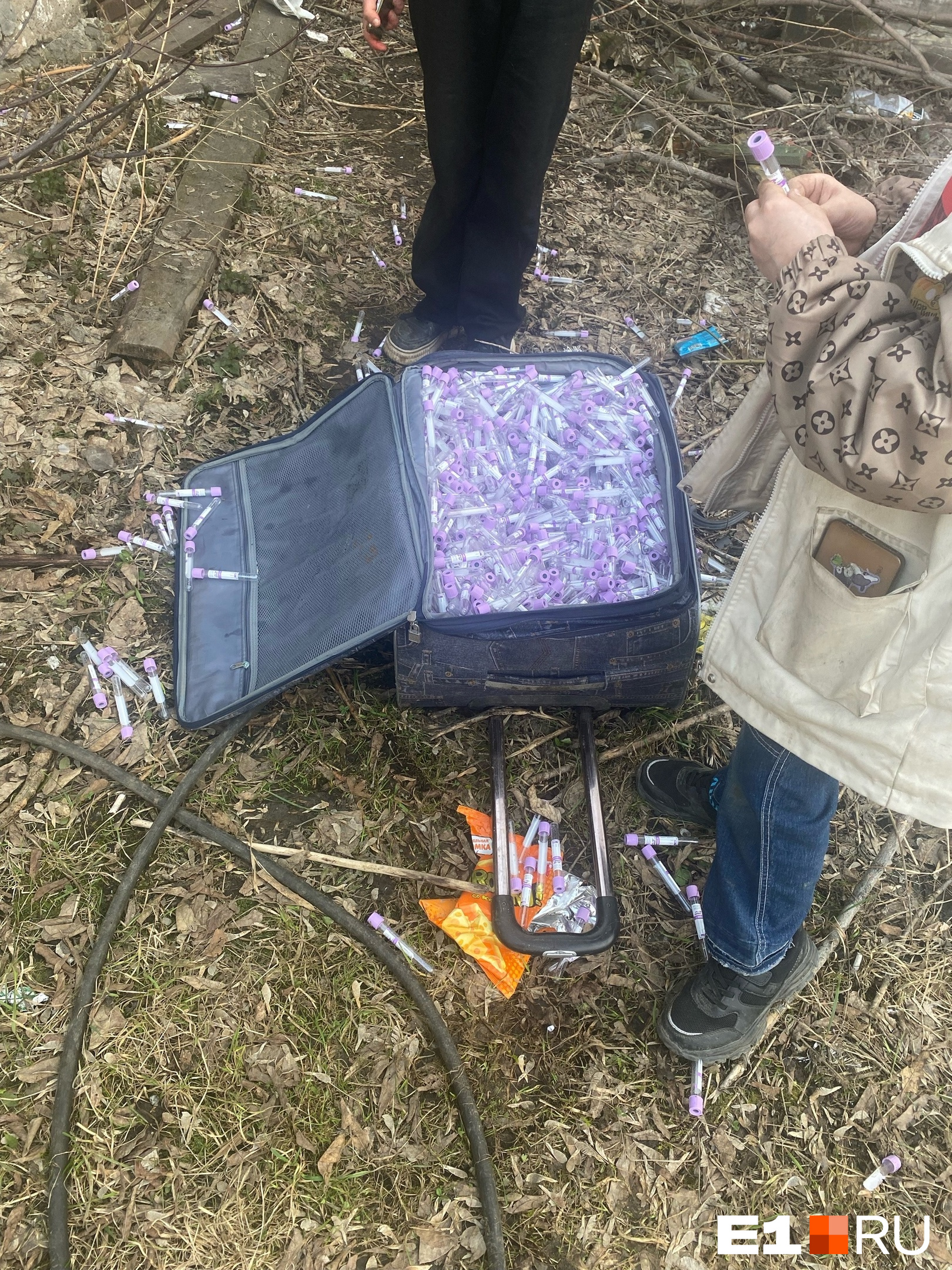 В развалинах на Эльмаше дети нашли чемодан с неприятным сюрпризом внутри: видео