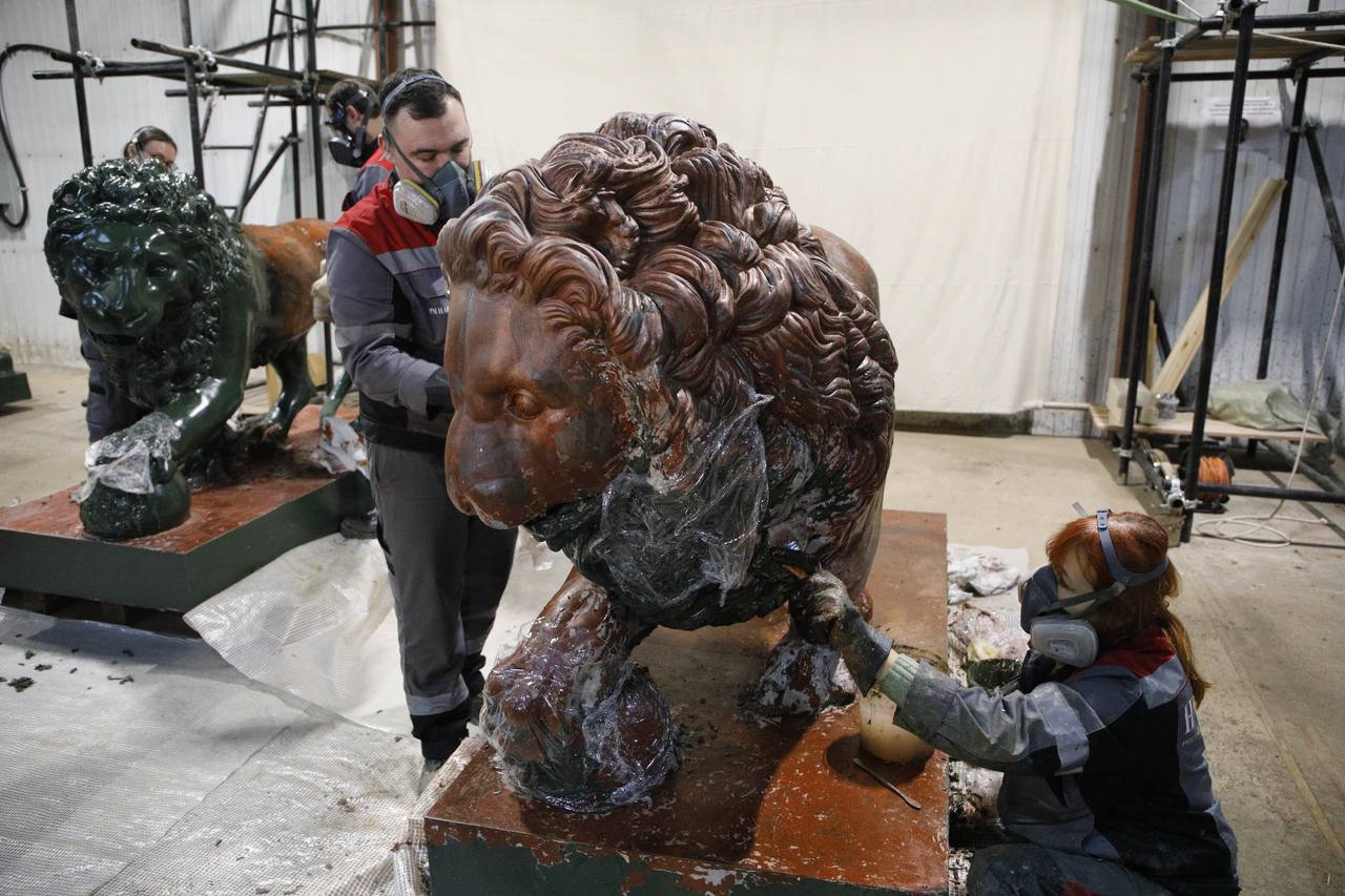 Туристы нанесли львам значительный урон. Посмотрите на реставрацию львов с Адмиралтейской набережной