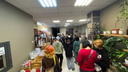 «Всё в последний момент»: в Новосибирске собралась очередь у магазина школьной формы