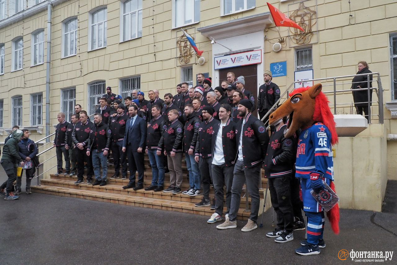 В Петербурге зафиксировали очень высокую явку в первый день президентских  выборов - 15 марта 2024 - ФОНТАНКА.ру