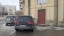 «Хотел въехать в квартиру на машине»: водитель «Фольксвагена» атаковал подъезд стоквартирного дома — смотрим фото