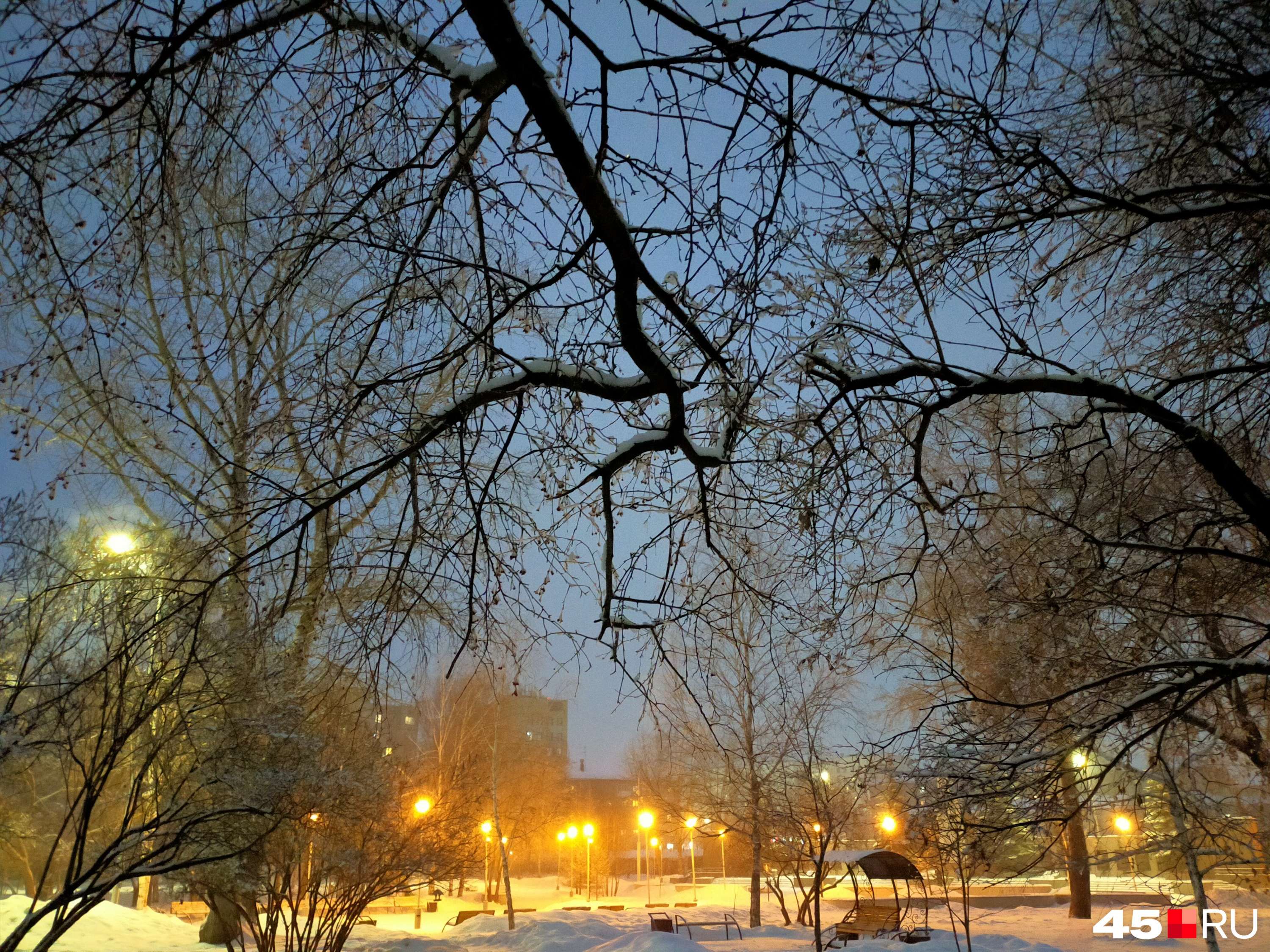 Снег вечером весной. Ока вечером снег. ДК Елизавет вечером со снегом. Снег вечер вайлдберриз. Вечерний снегопад 1980х годов.