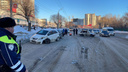 В центре Челябинска столкнулись четыре машины. В Mercedes трое раненых