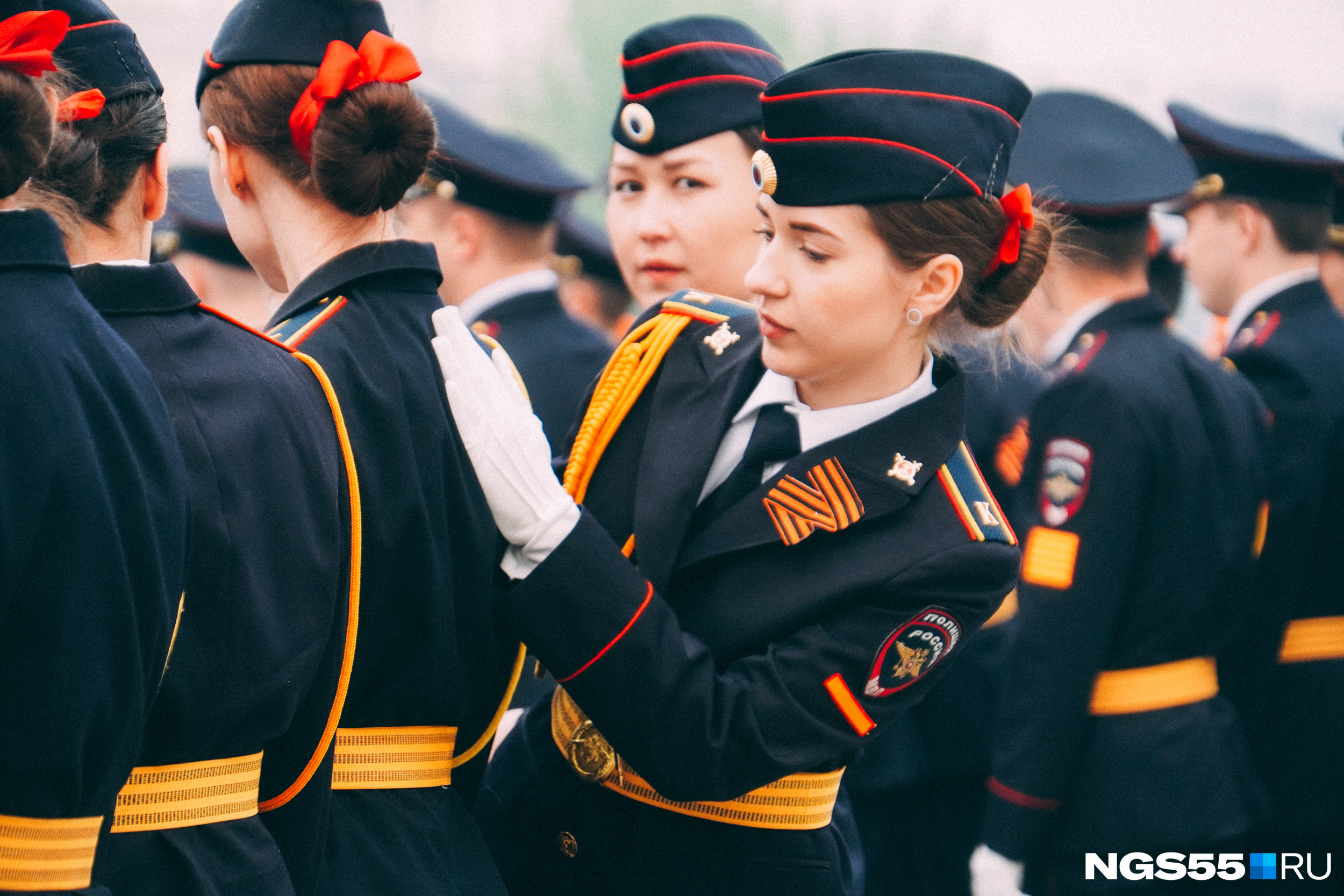 У девушек из полиции на волосах повязаны алые ленточки У девушек из полиции на волосах повязаны алые ленточки