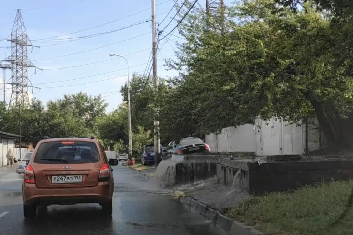 Гром стреляет как из пушки хлещет дождь по спинам луж. Хлещет дождь. Дождь наискосок. Какой дождь хлещет. Ливень хлещет.