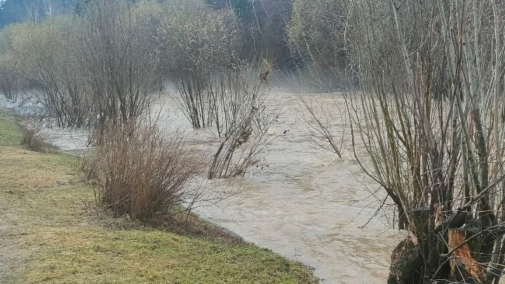 Вышедшие из берегов реки затопили дороги к поселкам в Кузбассе. Движение по ним приостановлено