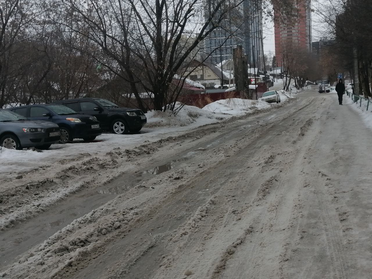 Дороги Новосибирска после таяния снега вновь покрываются ледяной коркой