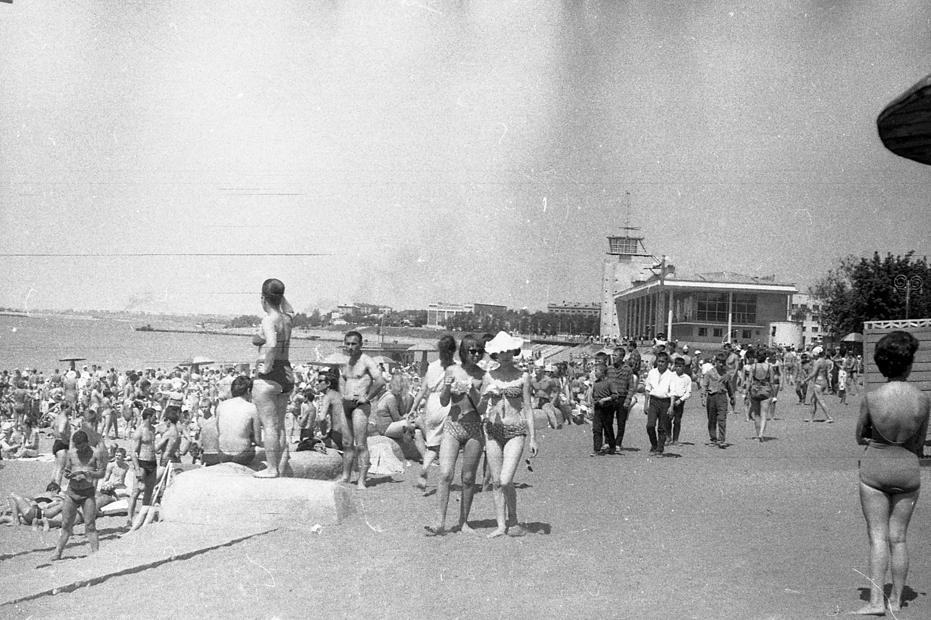 В жаркий день 1967 года на Куйбышевском пляже было много народу В жаркий день 1967 года на Куйбышевском пляже было много народу