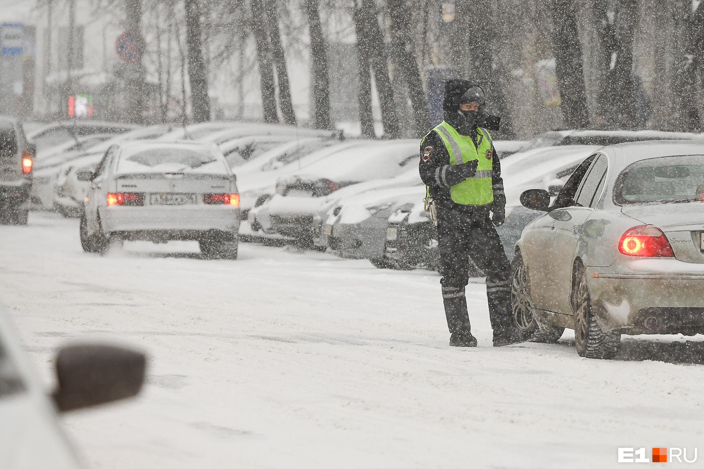 На Свердловскую область обрушились снегопады. ГИБДД выпустила предупреждение для водителей