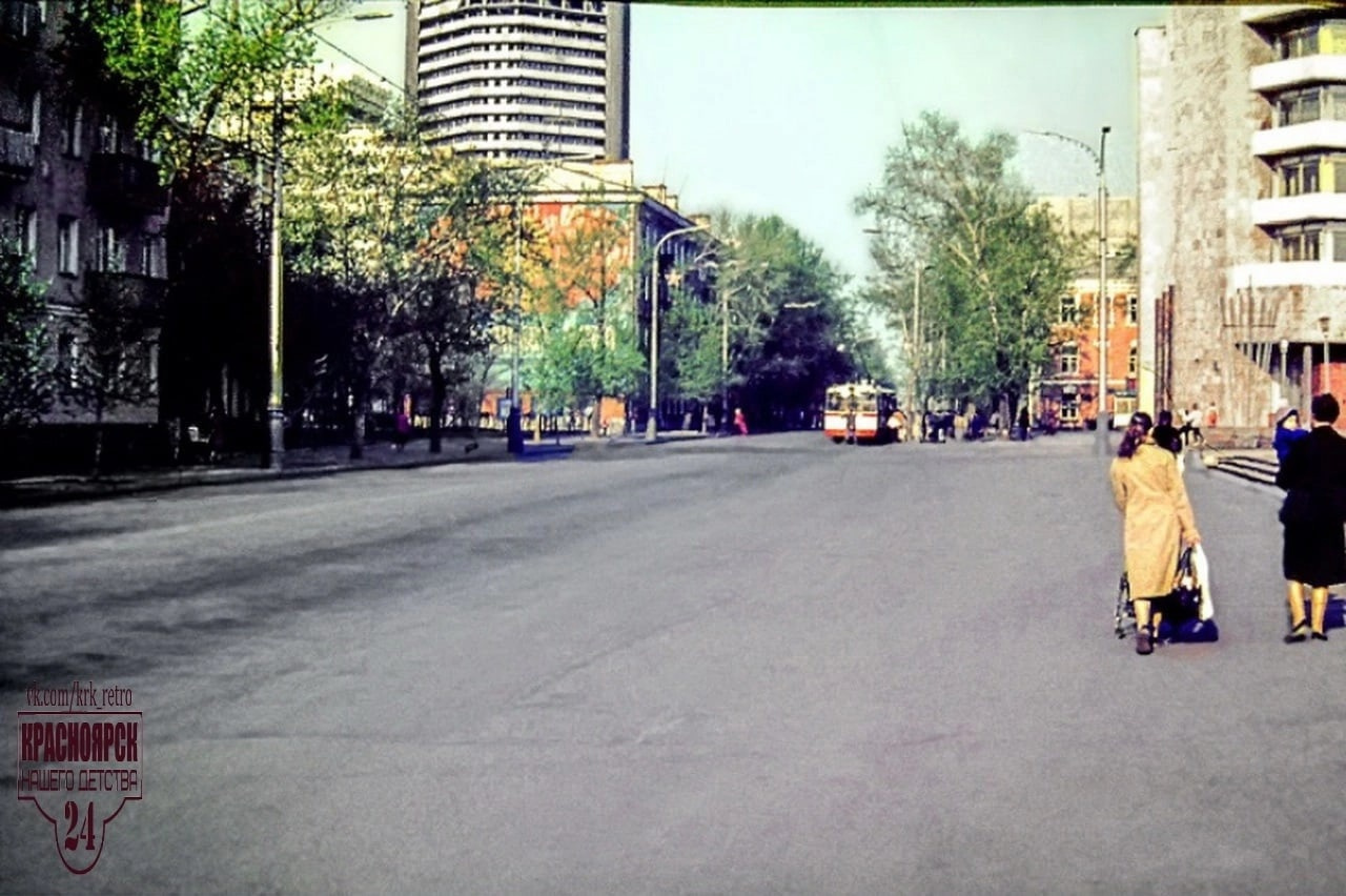 Вторая половина 1980-х, участок проспекта Мира рядом с гостиницей «Октябрьская». Тогда по нему ходили троллейбусы