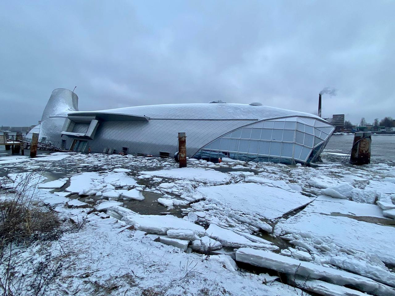 Прокуратура начала проверку в связи с затоплением «Серебряного кита» в Неве
