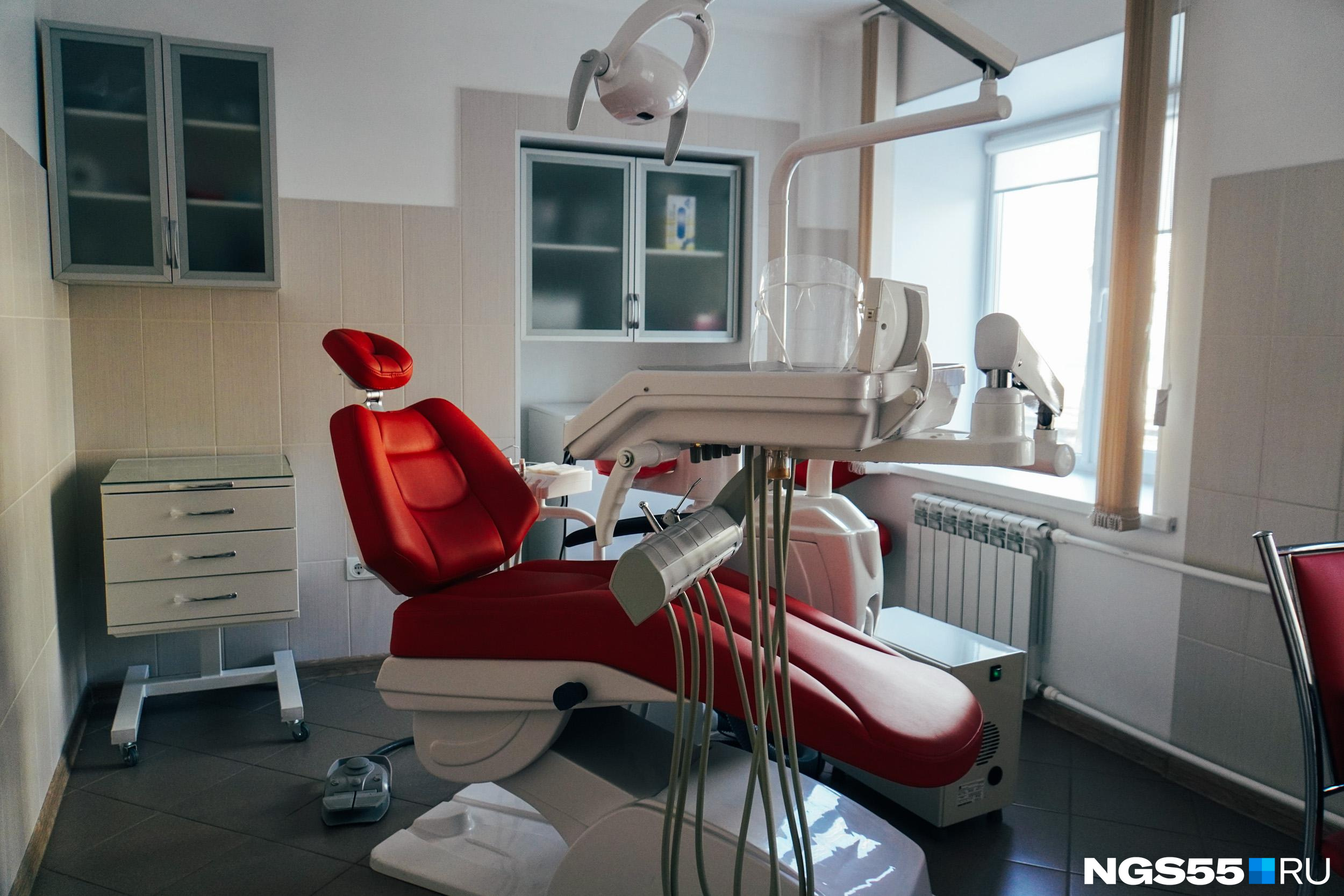 Омич отсудил у стоматологии почти миллион за сломанные корни зубов