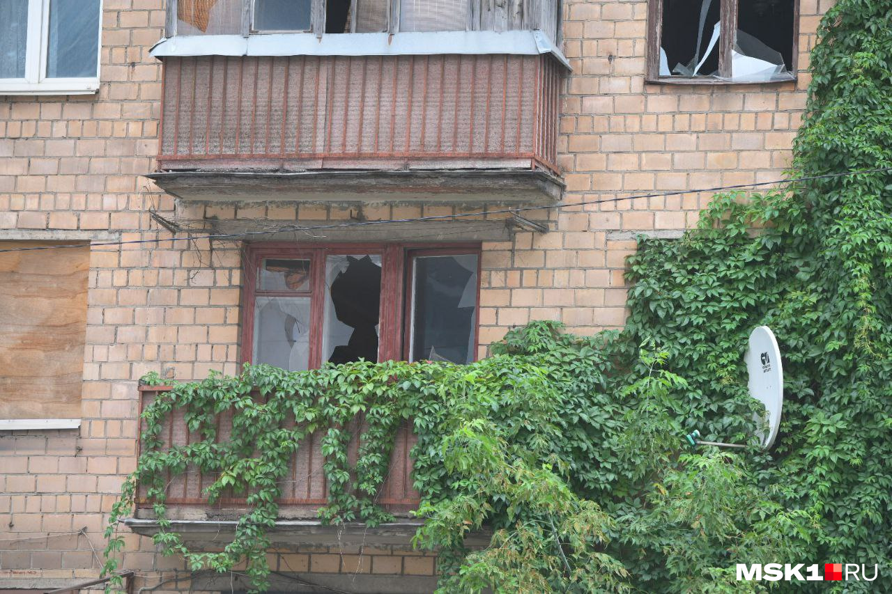 В петербурге беспилотник врезался в дом. В петербурге беспилотник врезался в дом. Дом окон. Жилые дома. Многоквартирные дома.