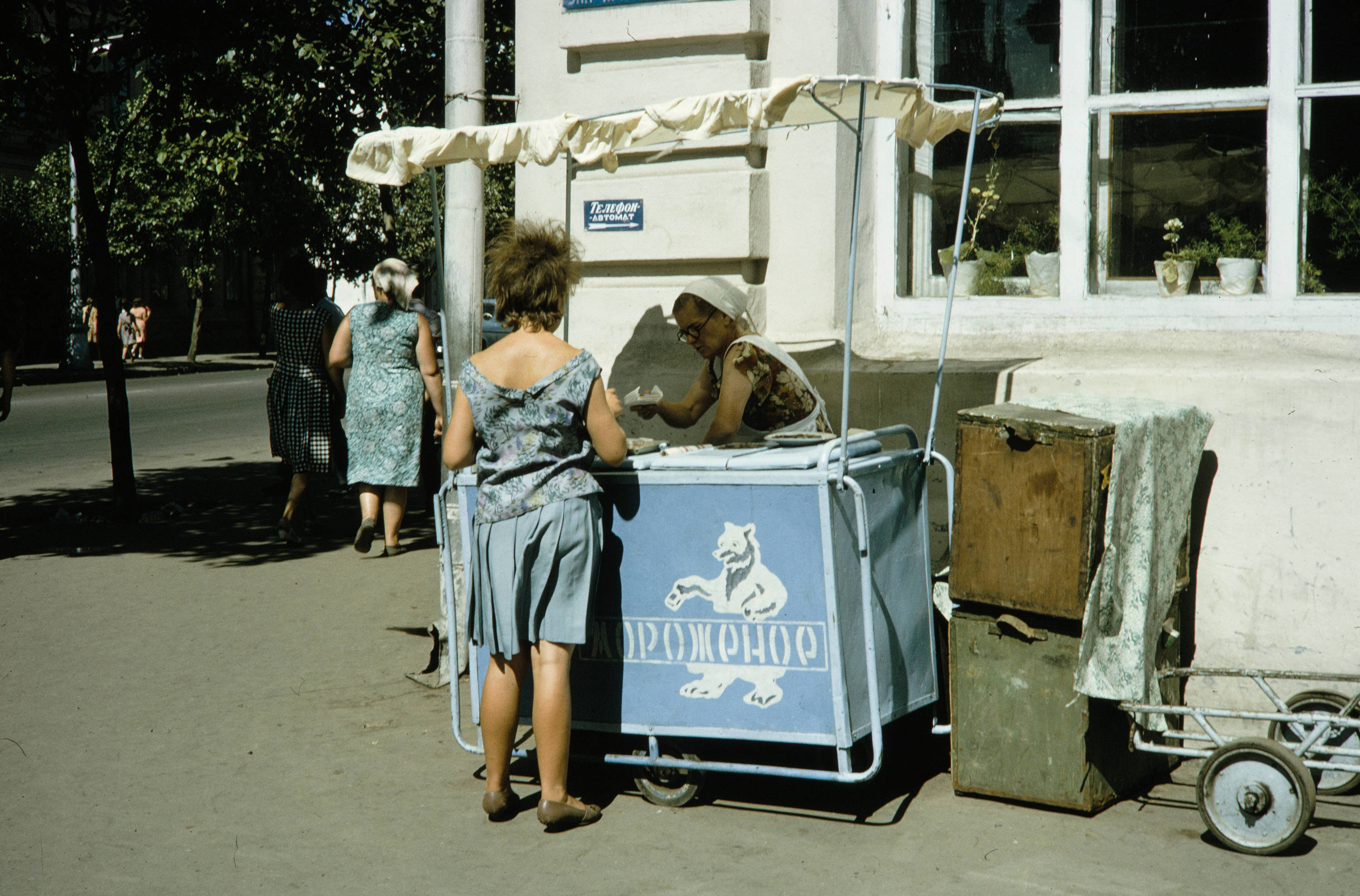 Продажа мороженого у кинотеатра «Художественный» на Карла Маркса, 1964 год Продажа мороженого у кинотеатра «Художественный» на Карла Маркса, 1964 год