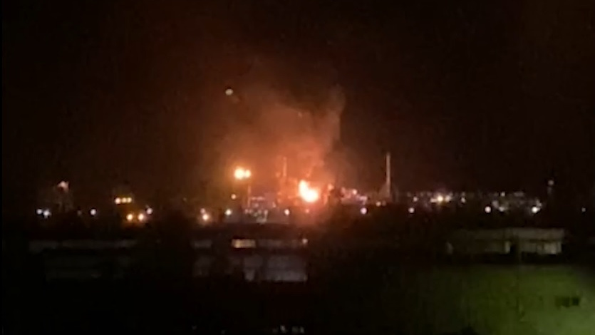 «Еще сильнее гореть стало»: появилось видео последствий падения БПЛА на нефтезавод в Волгограде