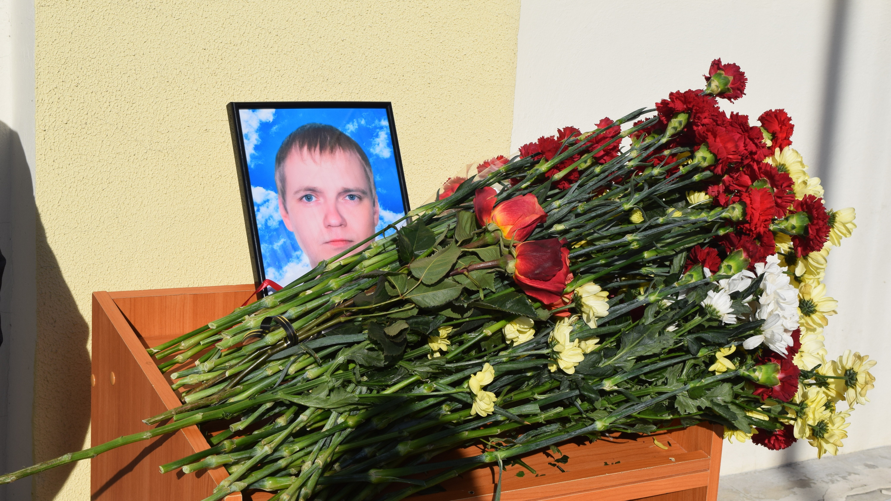 «Он не прятался и не убегал, как некоторые»: в Кургане открыли мемориальную доску Денису Целоусову, погибшему в СВО