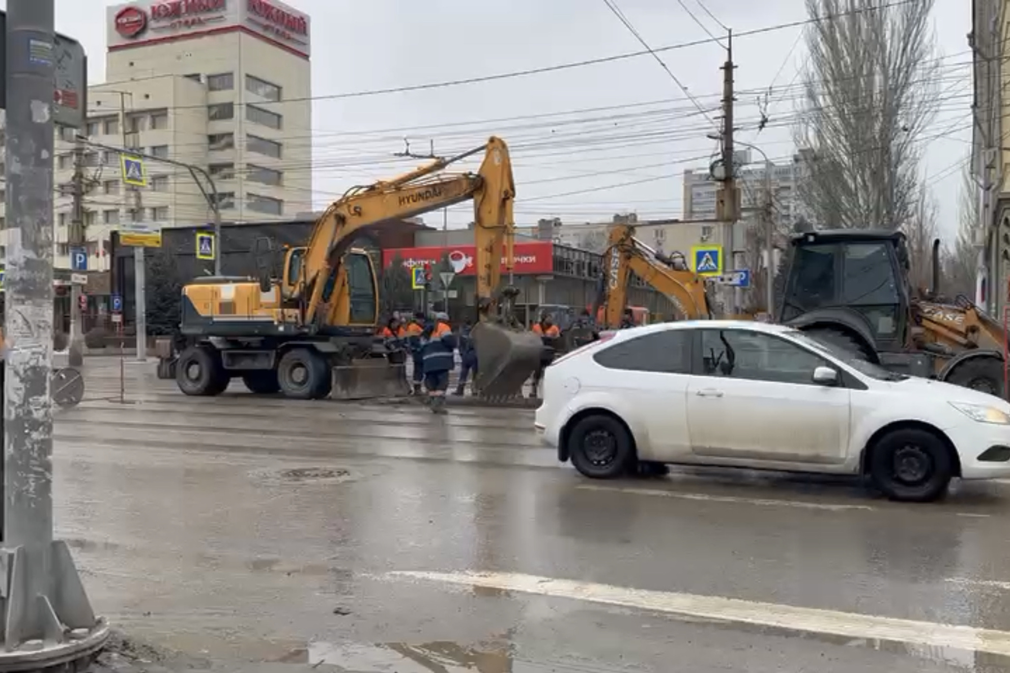 В Волгограде из-за крупного прорыва на водоводе перекопали Первую  Продольную - 26 февраля 2023 - V1.ру