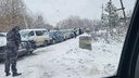 Принцип домино: 15 машин собрались в паровозик на новосибирской дороге — видео последствий массового ДТП