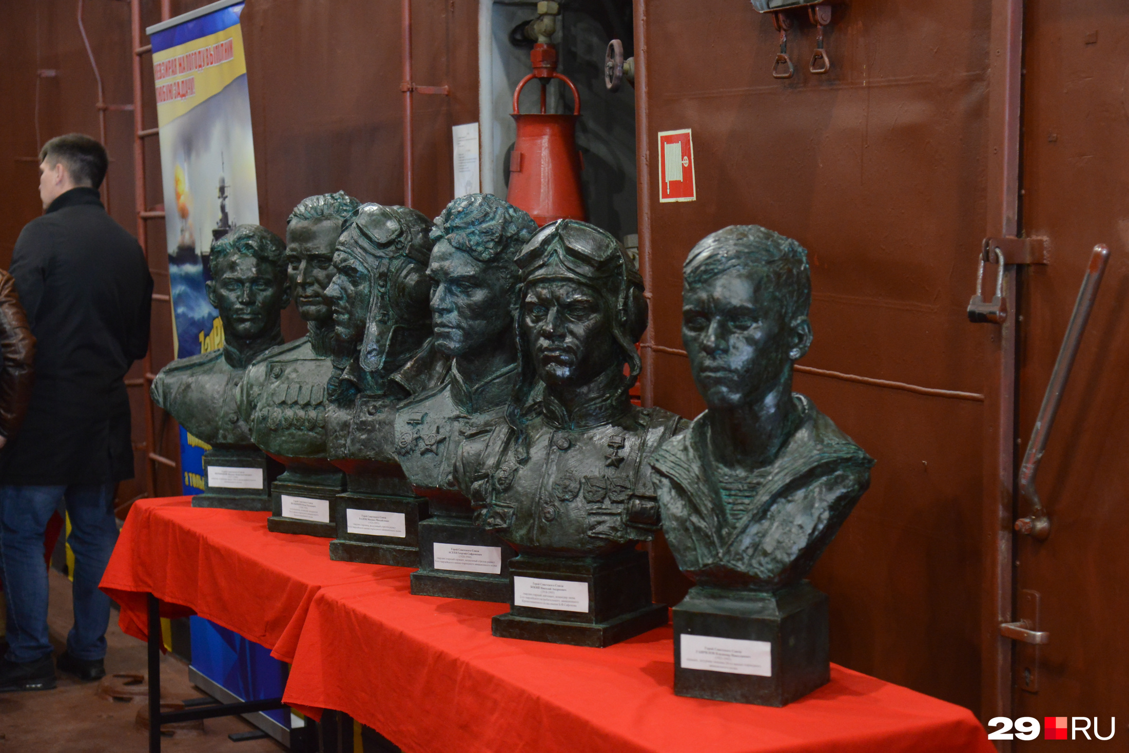 Среди экспонатов также бюсты Героев Советского союза