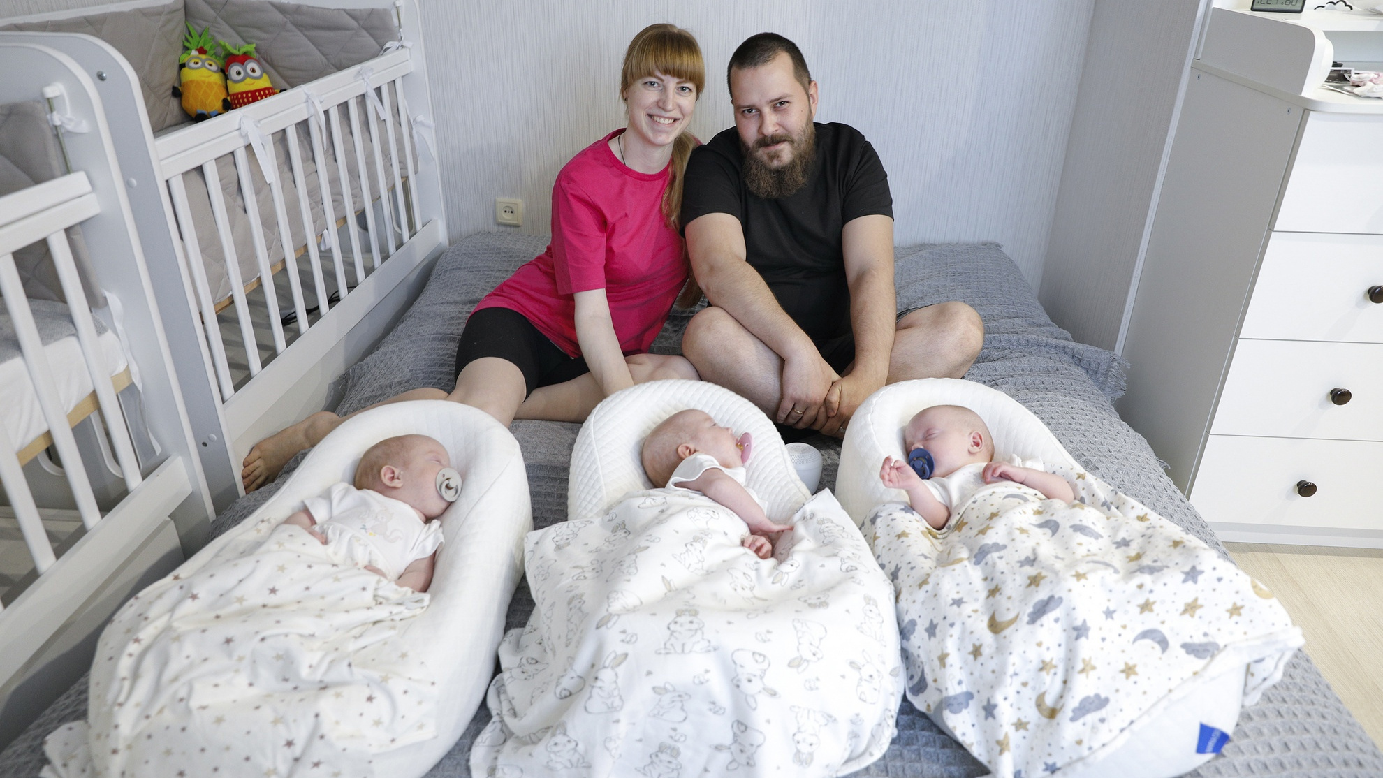 «По плану еще два мальчика»: история семьи, в которой родились девочки-тройняшки