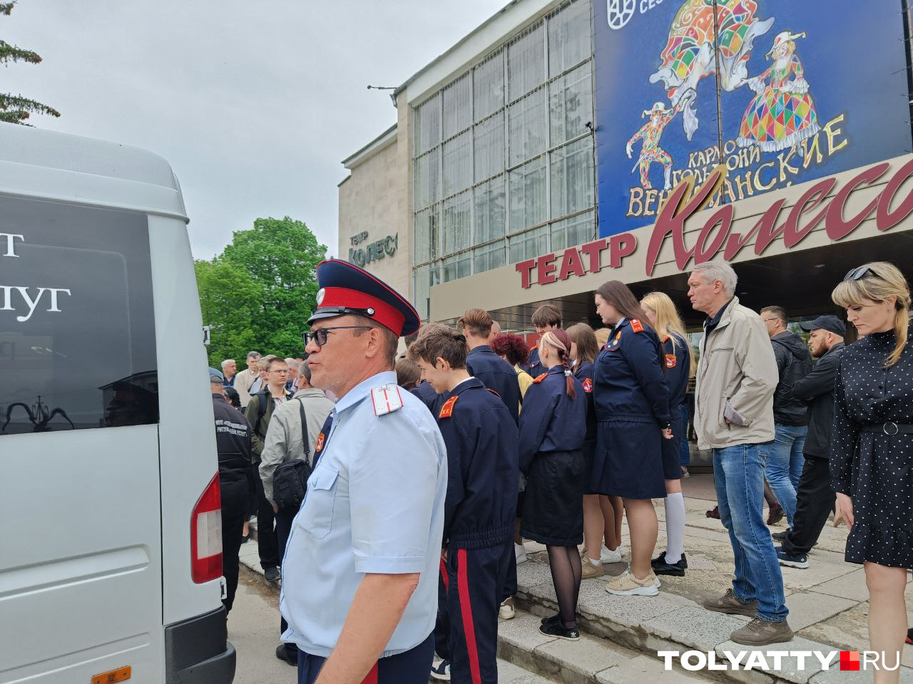 Во время выноса тела кадеты Тольятти выстроились в почетный караул слева и справа Во время выноса тела кадеты Тольятти выстроились в почетный караул слева и справа