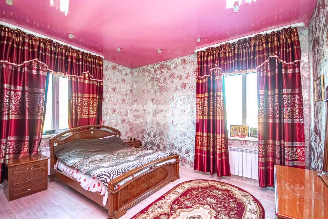 А вот для спальни выбрали розовой потолок