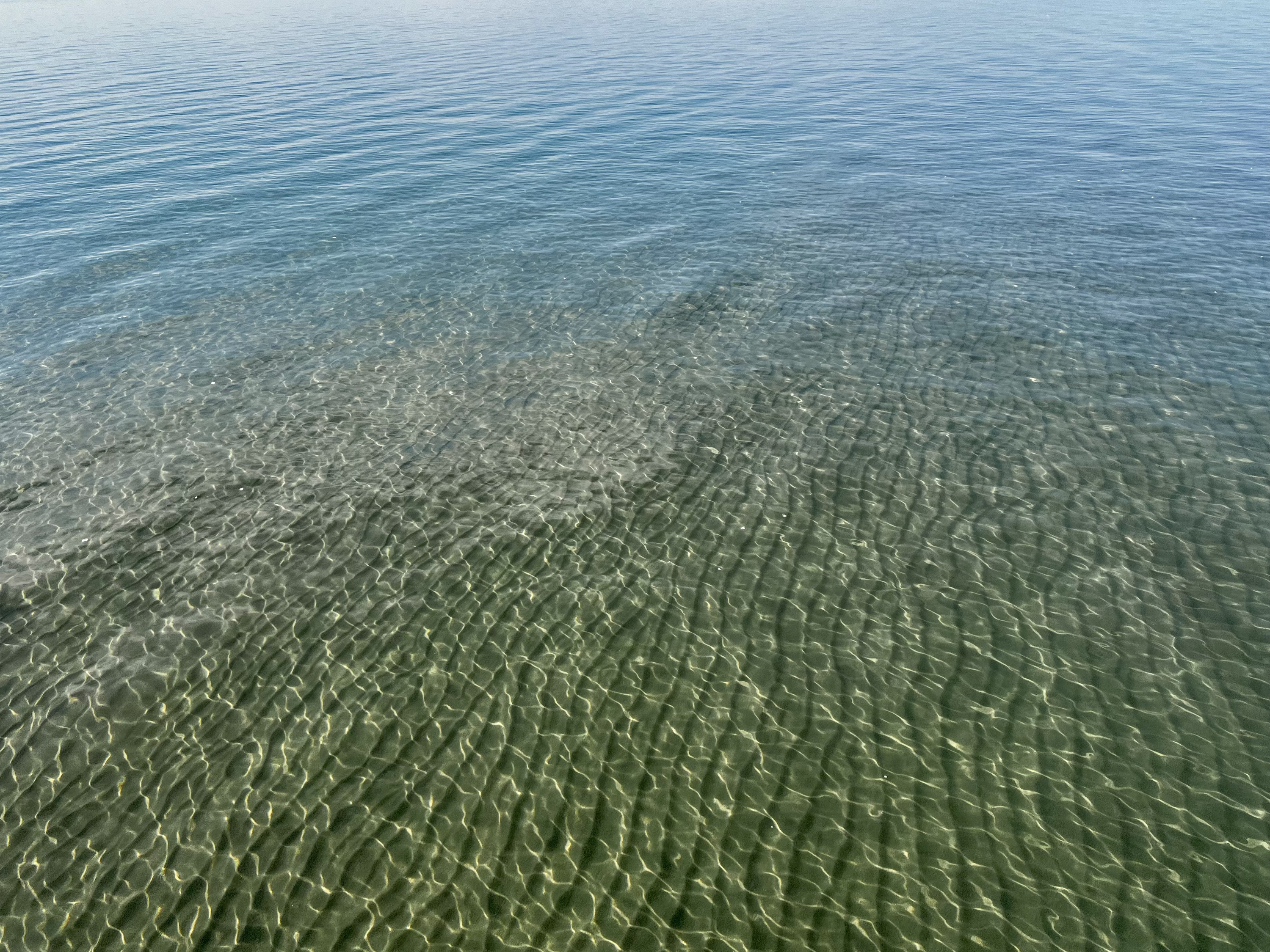 Вода прозрачная, а дно нежное, песочное — кайф и наслаждение. Не хуже нашего Байкала, да еще и с видом на горы