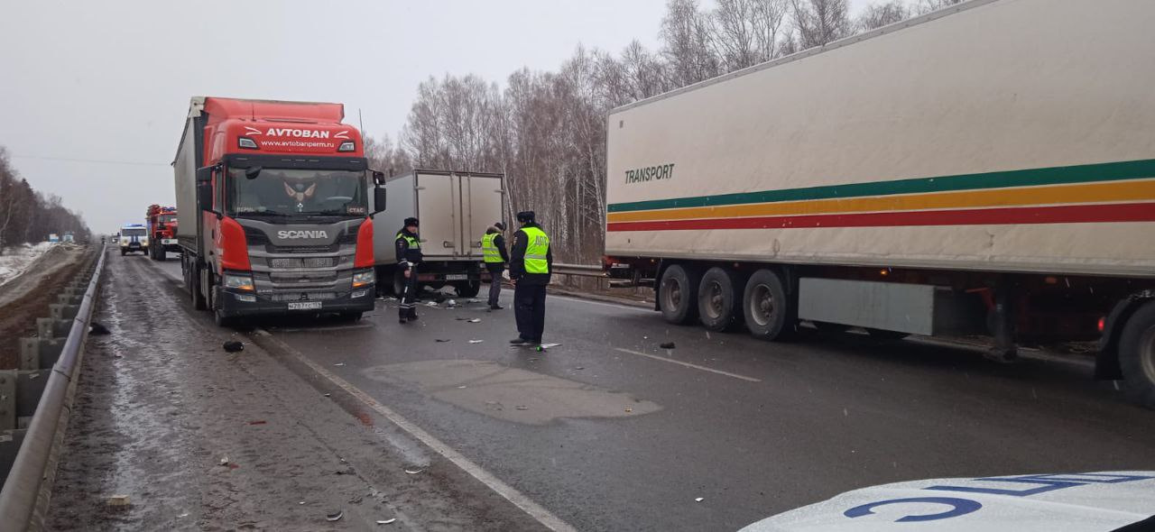 На трассе под Уяром два авто столкнулись со Scania — остался жив только водитель грузовика