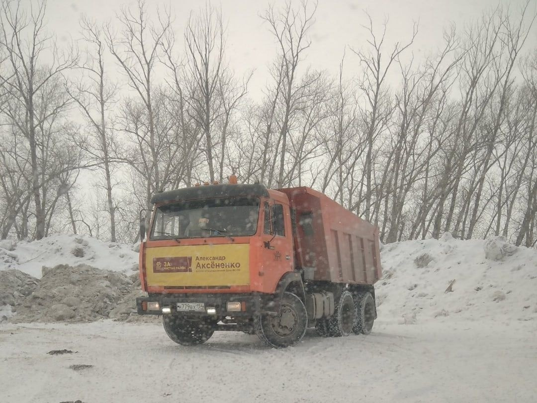 На незаконном снегоотвале в Новосибирске заметили автомобиль с символикой депутата Госдумы